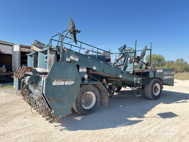  Bearcat Sand and salt spreaders