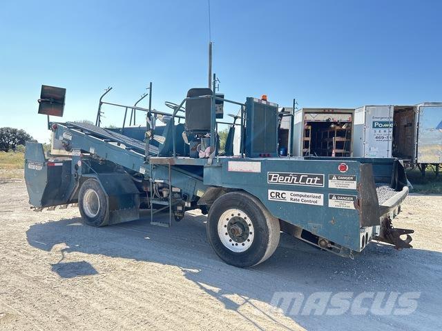  Bearcat Sand and salt spreaders