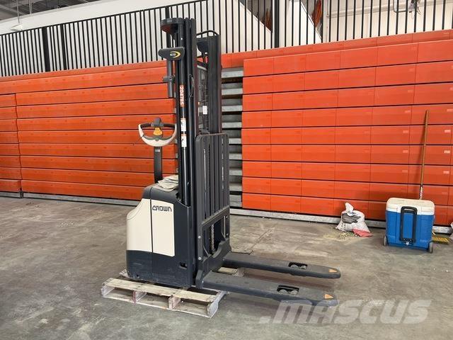 Crown ES 4000 Self propelled stackers