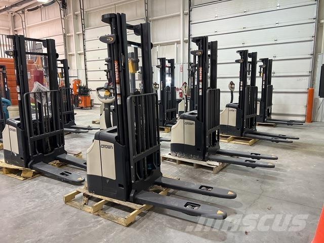 Crown ES 4000 Self propelled stackers