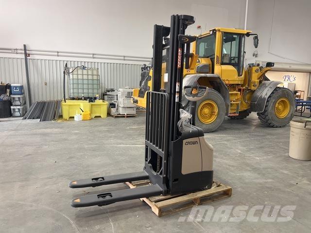 Crown ES 4000 Self propelled stackers