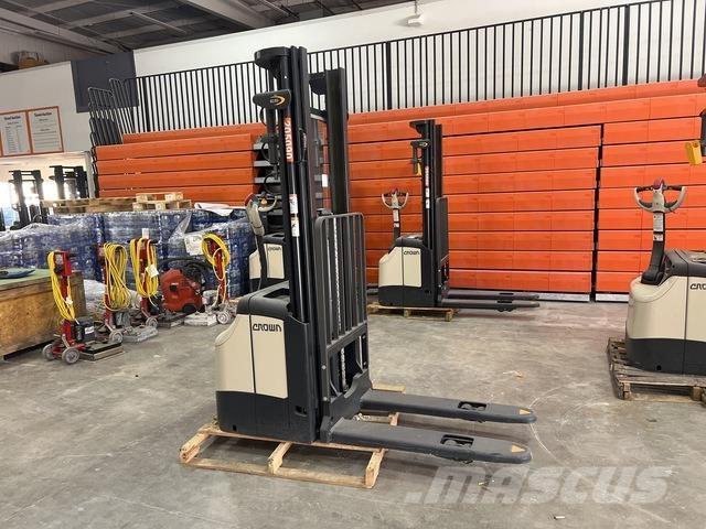 Crown ES 4000 Self propelled stackers