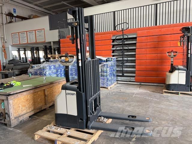 Crown ES 4000 Self propelled stackers