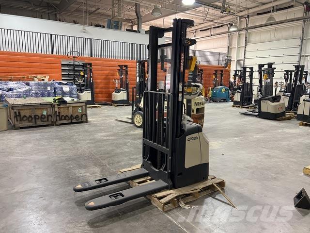 Crown ES 4000 Self propelled stackers