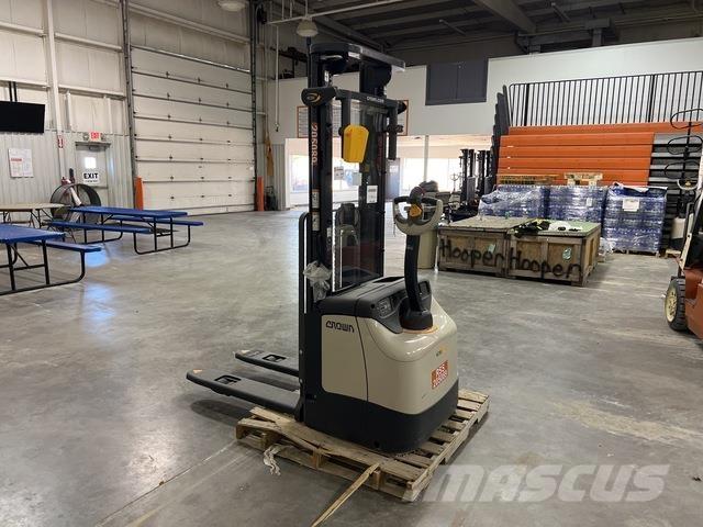 Crown ES 4000 Self propelled stackers