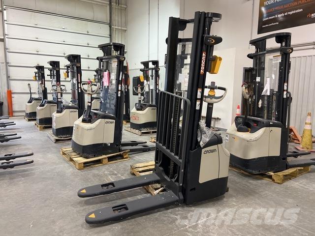 Crown ES 4000 Self propelled stackers