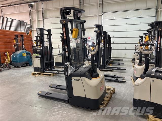 Crown ES 4000 Self propelled stackers