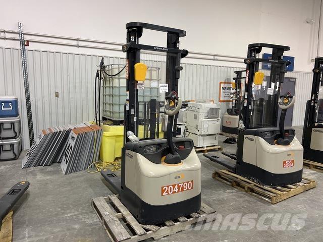 Crown ES 4000 Self propelled stackers