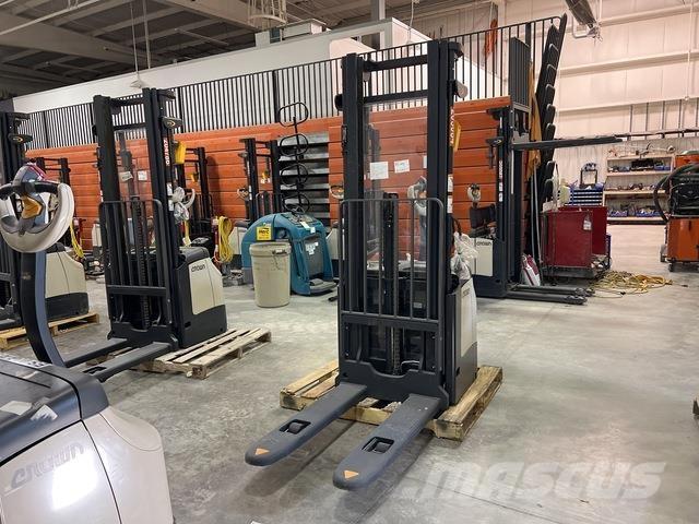 Crown ES 4000 Self propelled stackers