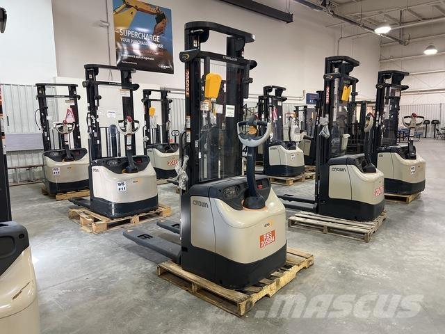 Crown ES 4000 Self propelled stackers