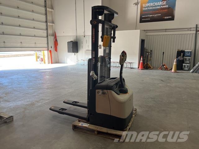 Crown ES 4000 Self propelled stackers