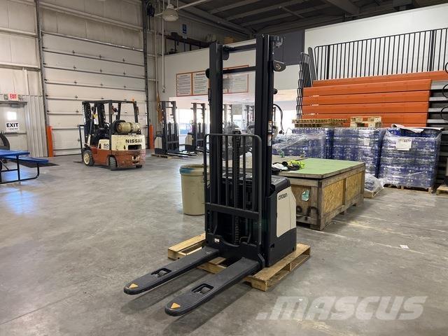 Crown ES 4000 Self propelled stackers