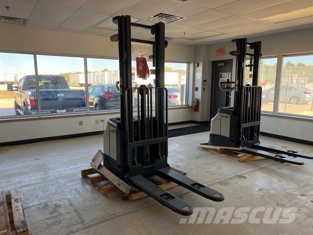 Crown ES 4000 Self propelled stackers