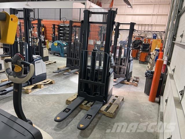Crown ES 4000 Self propelled stackers