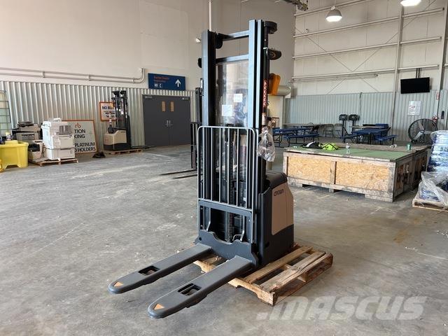 Crown ES 4000 Self propelled stackers