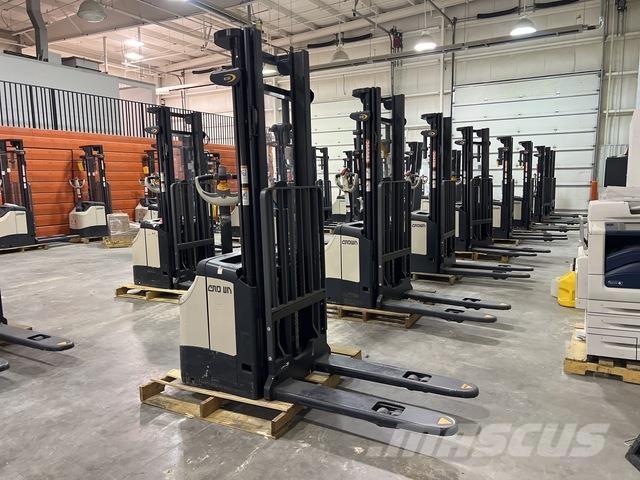 Crown ES 4000 Self propelled stackers