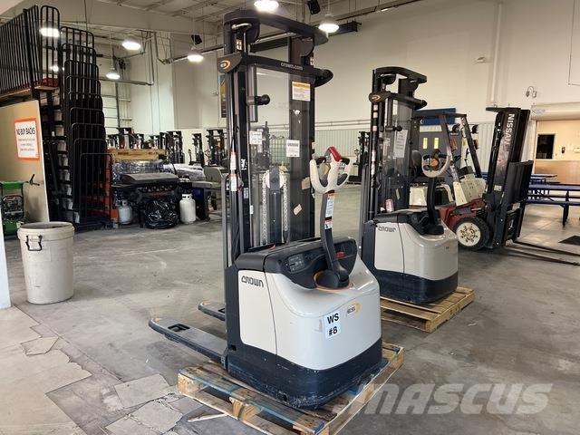 Crown ES 4000 Self propelled stackers