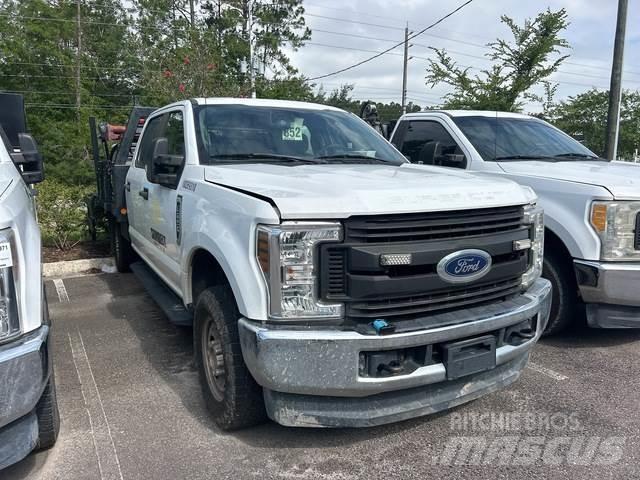 Ford F-250 Flatbed/Dropside trucks