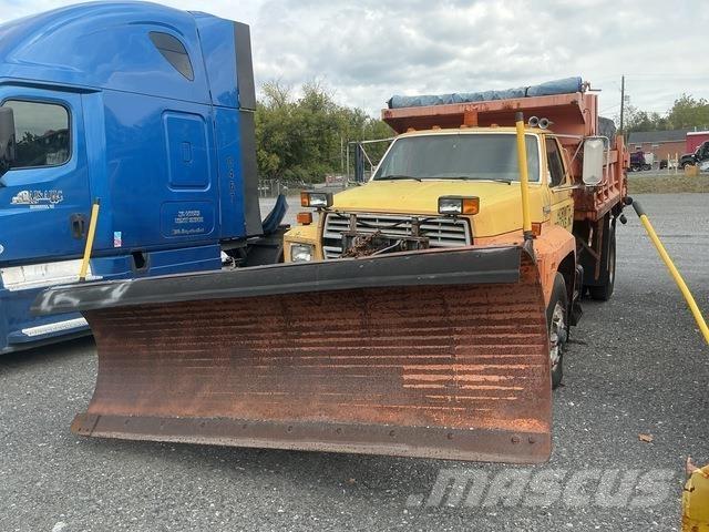Ford F-800 Snow blades and plows