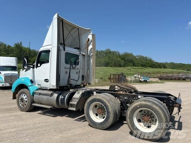 Kenworth T880 Truck Tractor Units