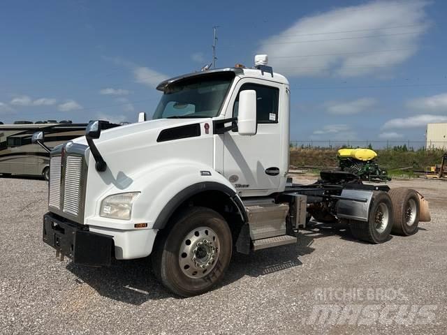 Kenworth T880 Truck Tractor Units