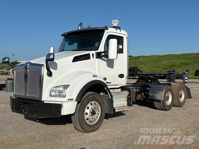 Kenworth T880 Truck Tractor Units