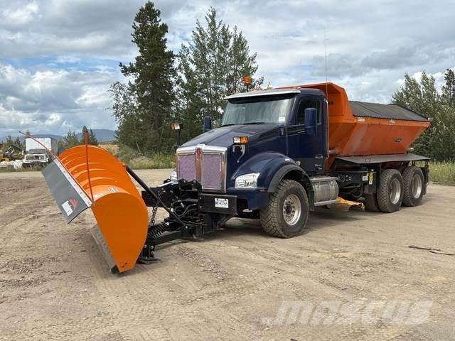 Kenworth T880 Snow blades and plows