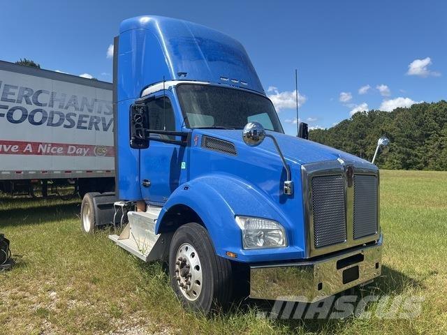 Kenworth T880 Truck Tractor Units