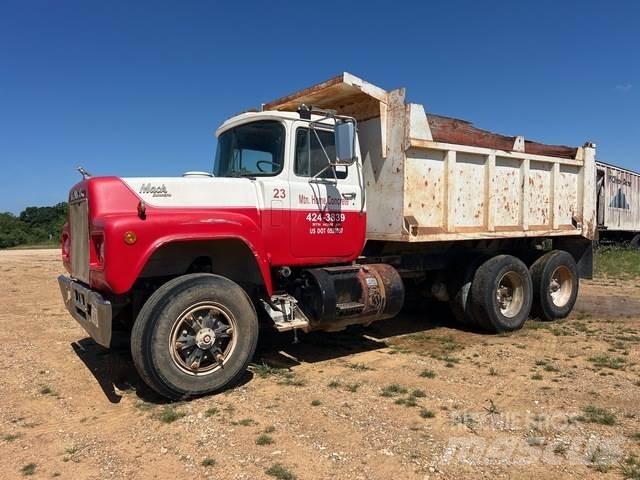 Mack  Tipper trucks