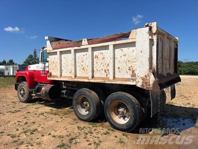 Mack  Tipper trucks