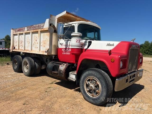 Mack  Tipper trucks