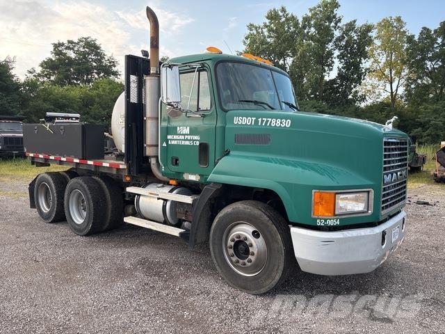 Mack CH613 Flatbed/Dropside trucks