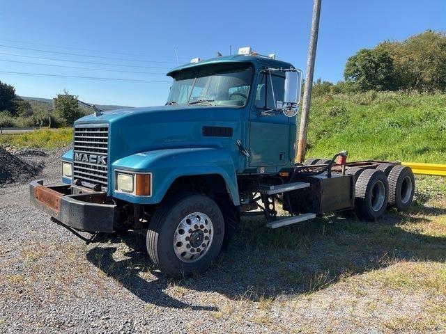 Mack CH613 Cabins and interior