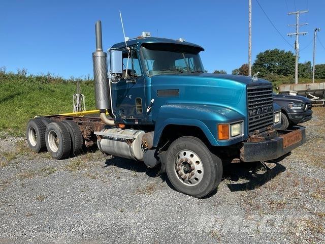 Mack CH613 Cabins and interior