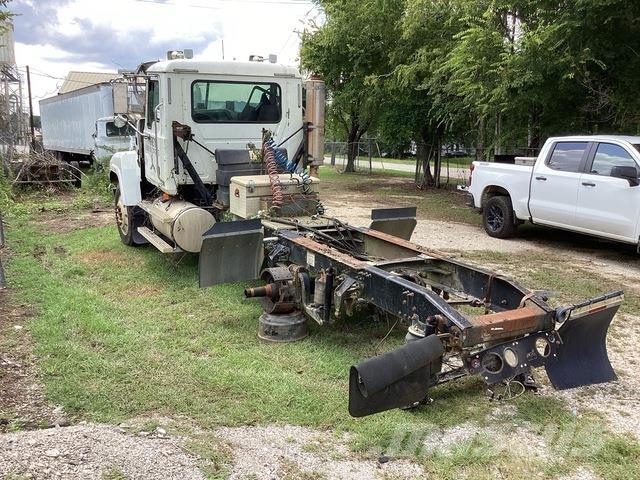 Mack CHN613 Cabins and interior
