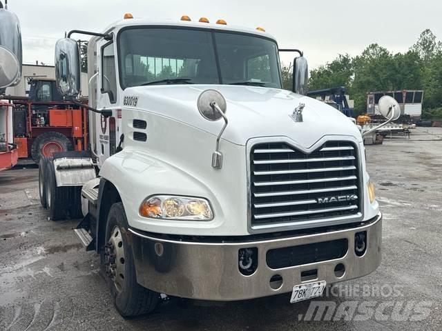 Mack CXU613 Truck Tractor Units