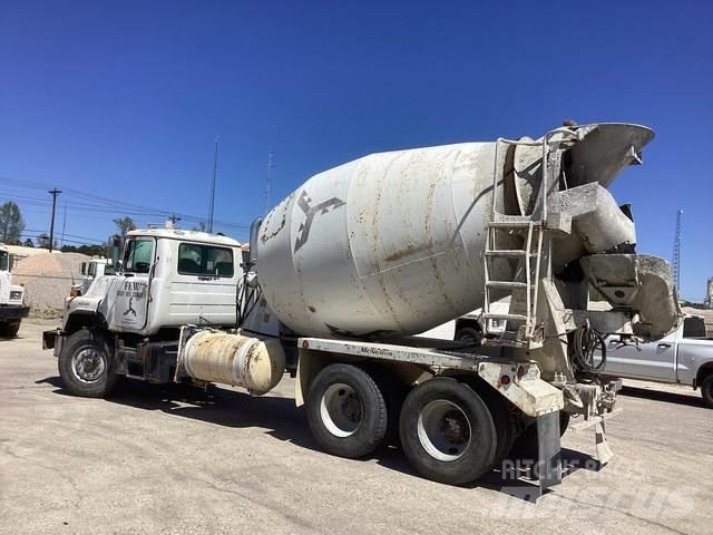 Mack DM690S Other trucks