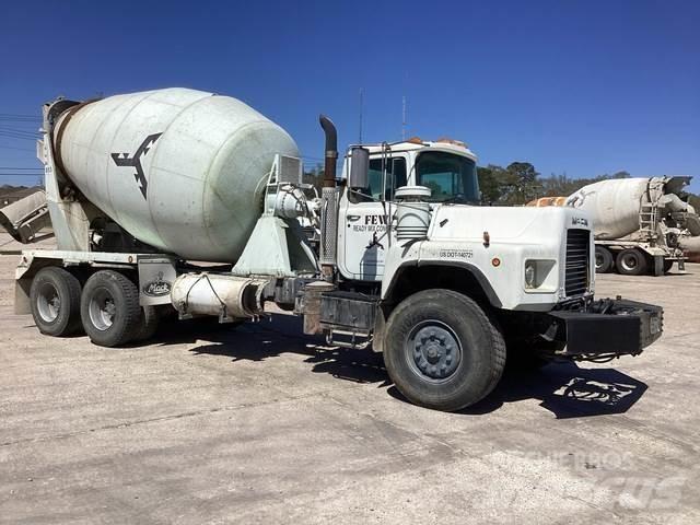 Mack DM690S Other trucks