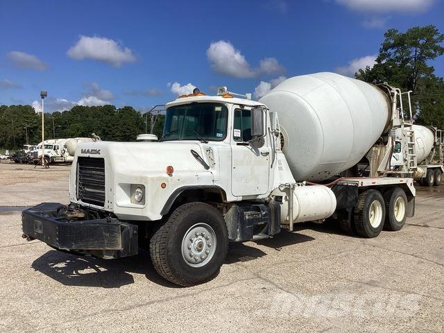 Mack DM690S Other trucks