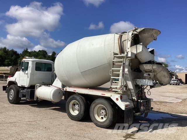 Mack DM690S Other trucks