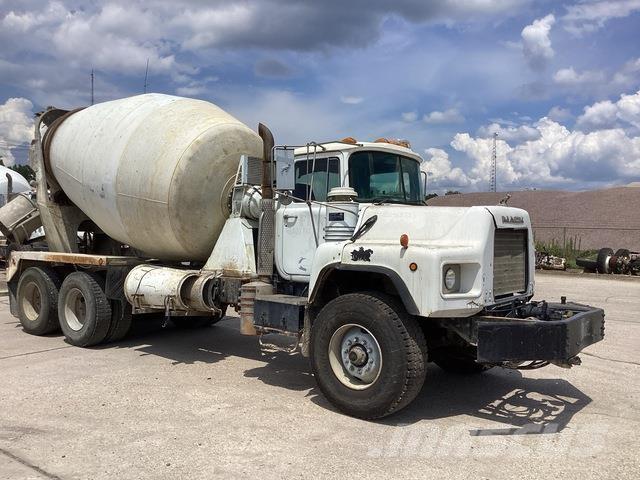 Mack DM690S Other trucks