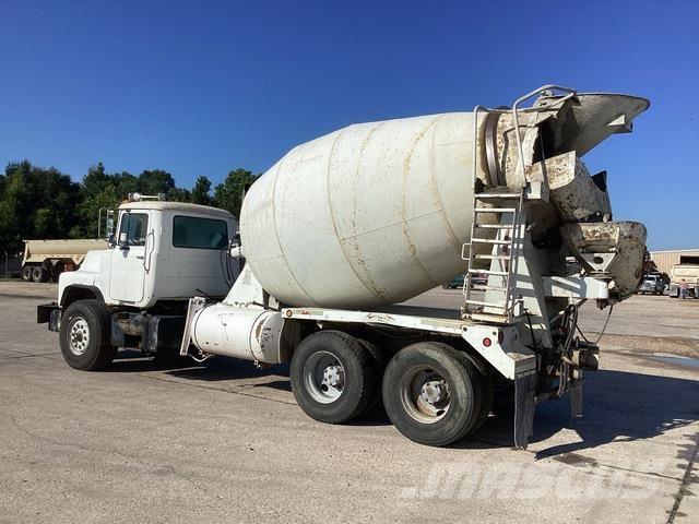 Mack DM690S Other trucks