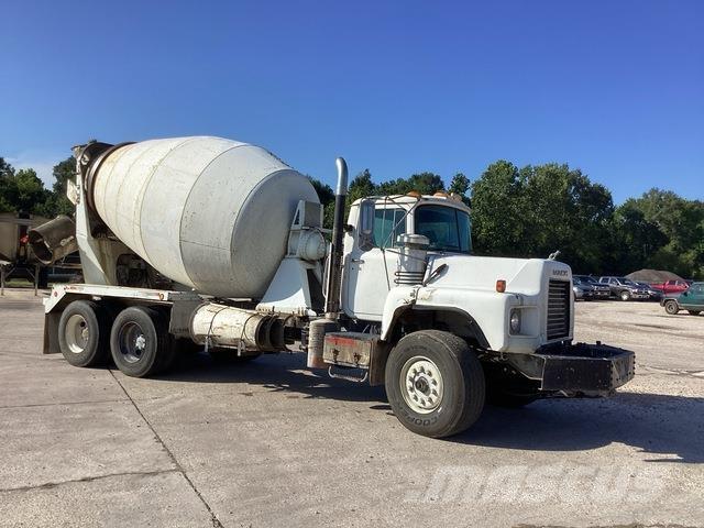 Mack DM690S Other trucks