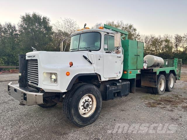 Mack DM690S Flatbed/Dropside trucks