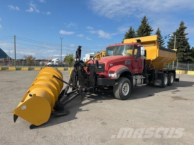Mack GU433 Snow blades and plows