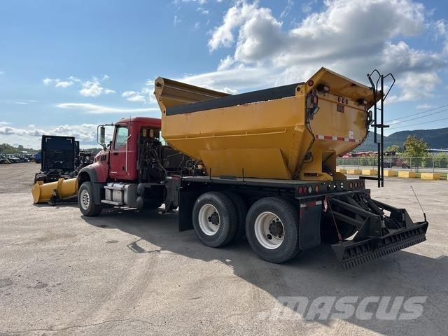 Mack GU433 Snow blades and plows