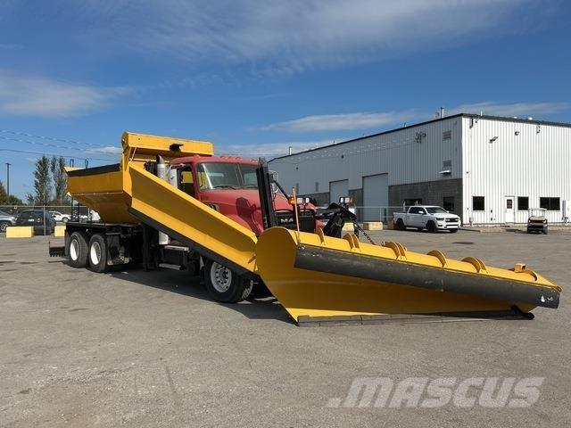 Mack GU433 Snow blades and plows