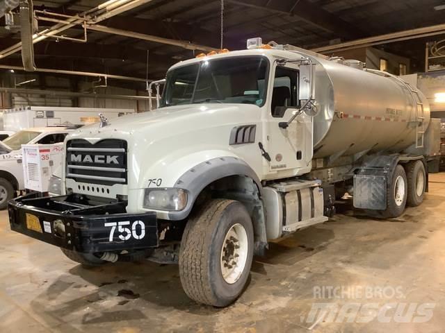 Mack GU713 Water tankers