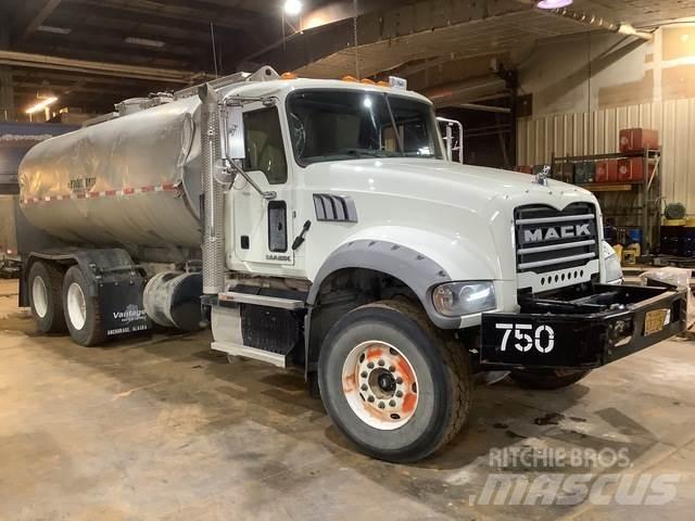 Mack GU713 Water tankers