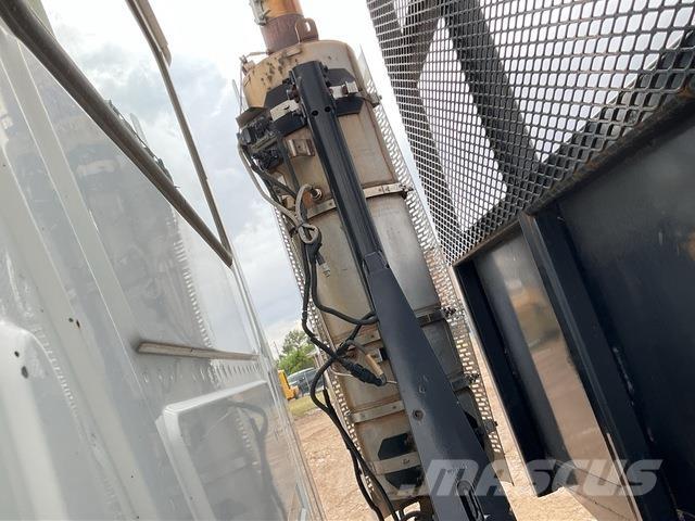 Mack GU713 Flatbed/Dropside trucks